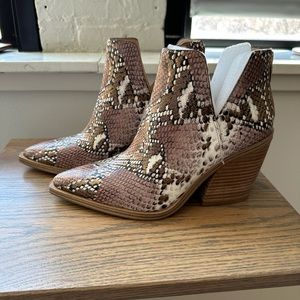 Vince Camuto Gigietta Bootie 8.5 *brand new*